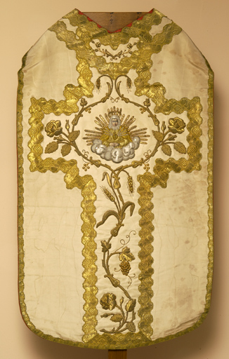 Chasuble blanche.