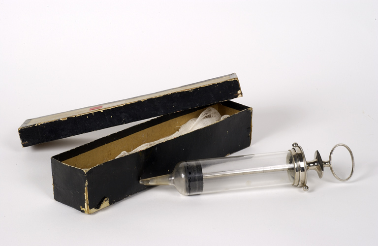 Inhalateur, instruments médicaux et de chirurgie, 2 seringues vésicales
