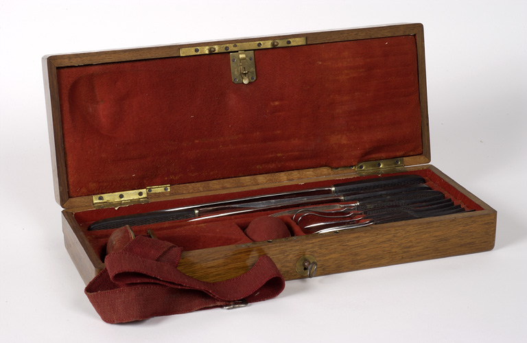 Ensemble de 24 instruments scientifiques : trousse, 6 instruments de chirurgie urologique : scalpel, urétromtomes et canules, coffret de 16 instruments de chirurgie d'amputation (scalpels, bistouris, scie) et 2 instruments non identifiés