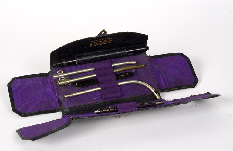 Trousse d'instruments de chirurgie urologique.