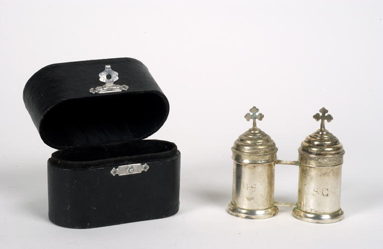 Ensemble formé par un coffret aux saintes huiles et deux ampoules aux saintes huiles.