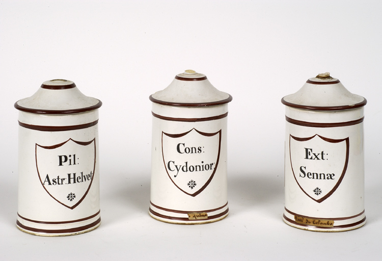 Vue d'ensemble de trois petits pots.