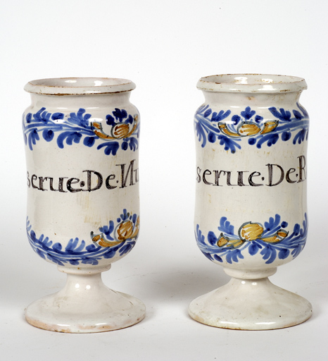 Ensemble de trois pots à pharmacie