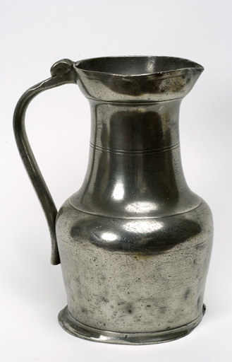 Ensemble de 7 pots à eau de déjeuner (cruche à épaulement, 2 pots cylindriques, 4 pichets à épaulement dits pouciers à bourgeons)