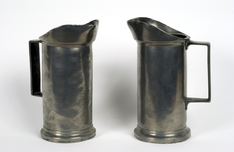 Cruches cylindriques.