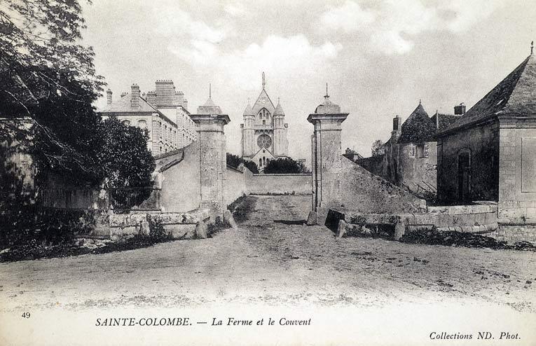 L'abbaye et sa ferme vues depuis le portail d'entrée. Carte postale du début du 20e siècle.