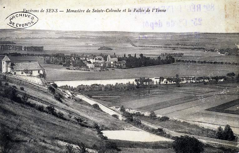 Le monastère de Sainte Colombe et la vallée de l'Yonne. Carte postale du début du 20e siècle.