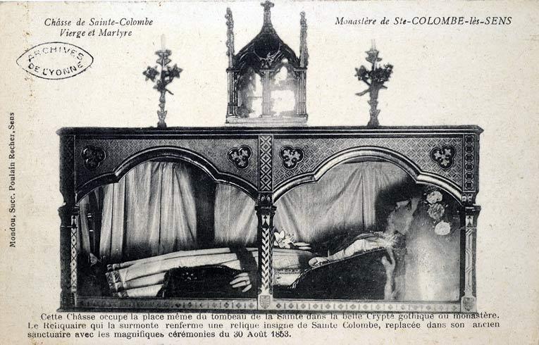 La chasse de sainte Colombe dans la nouvelle chapelle de l'abbaye. Carte postale du début du 20e siècle.