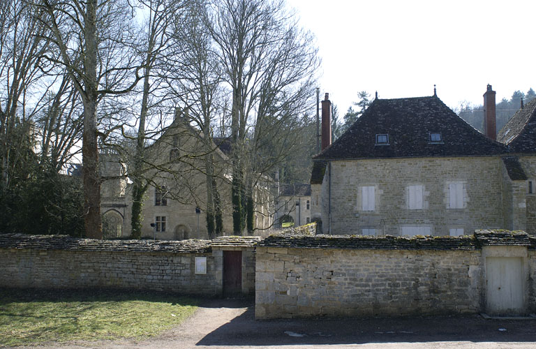 Maison construite à l'emplacement de l'aile occidentale et, à l'arrière-plan, bâtiment du réfectoire (vue prise depuis la rue, au nord).