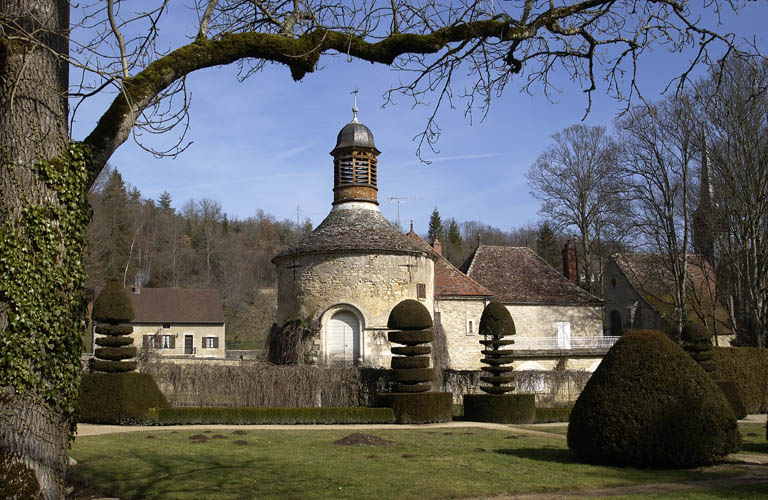 Colombier (à l'ouest des bâtiments conventuels).