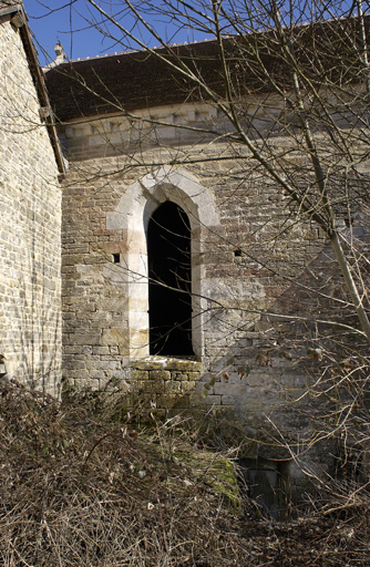 Cellier : élévation ouest, fenêtre et ancienne porte d'entrée.