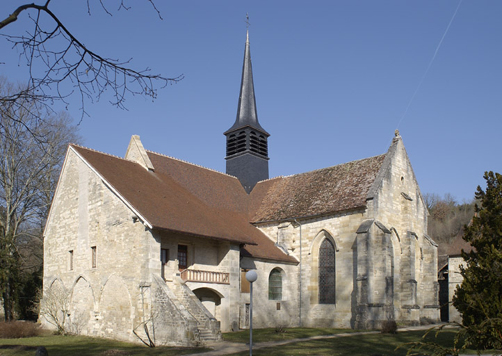 Ancienne église abbatiale, devenue paroissiale : chevet et extrémité nord de l'aile orientale.