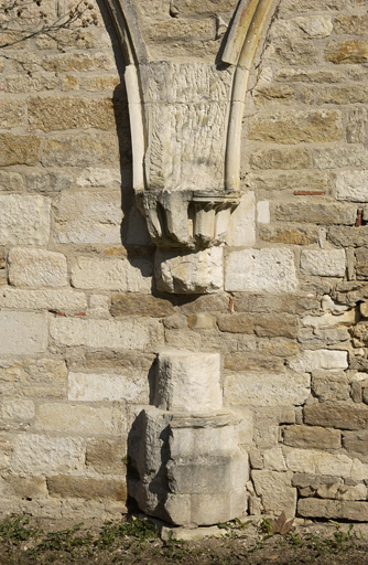 Extrémité nord de l'aile orientale : mur sud, vestiges de la salle capitulaire.