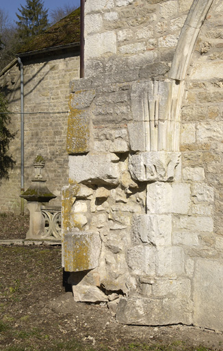 Extrémité nord de l'aile orientale : mur sud, vestiges de la salle capitulaire.