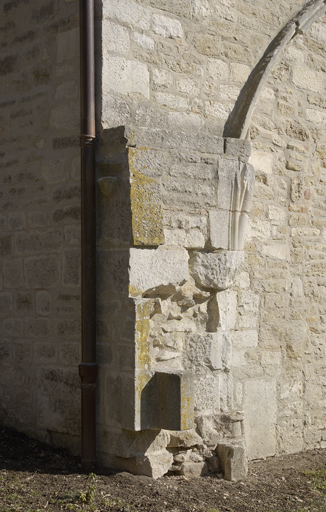 Extrémité nord de l'aile orientale : mur sud, vestiges de la salle capitulaire.