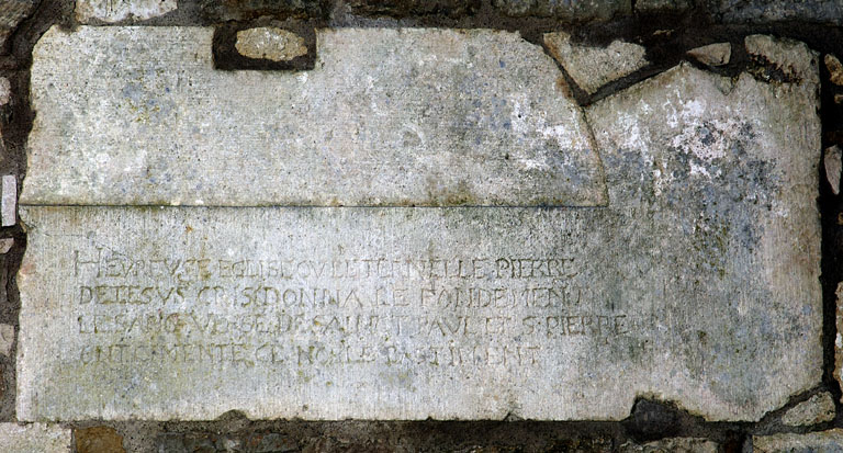 Ancienne église abbatiale, devenue paroissiale : linteau de l'ancienne porte latérale droite, inscription gravée.