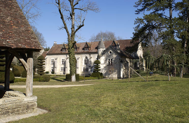 Bâtiment du réfectoire et aile en retour d'équerre, vus depuis le cellier.