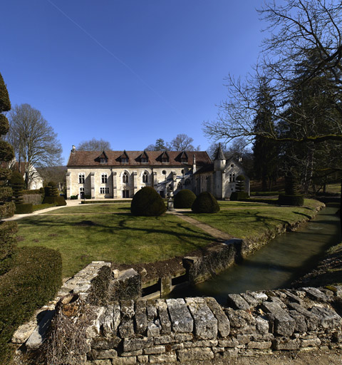 Vue du parc à l'ouest des bâtiments conventuels.