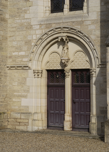 Bâtiment du réfectoire : élévation ouest, porte d'entrée néo-gothique.