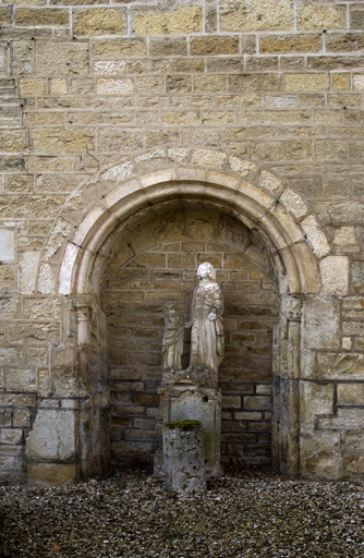 Bâtiment du réfectoire : détail du mur nord, porte d'accès au lavabo du cloître.