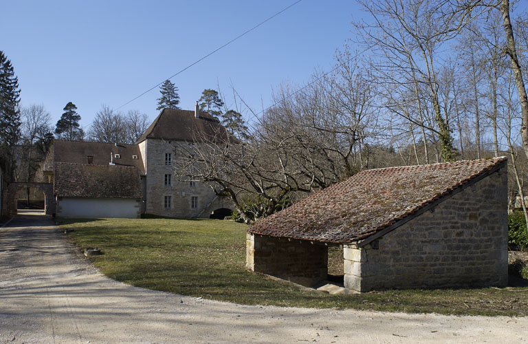 Lavoir à l'est du moulin à eau.