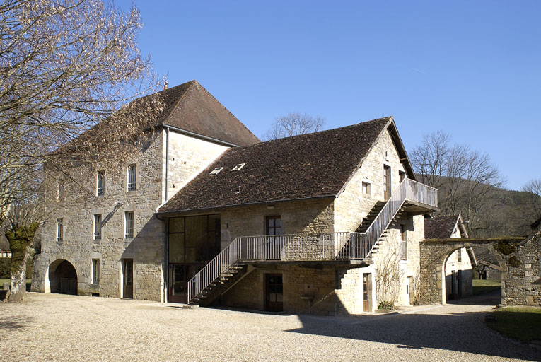 Ancien moulin à eau (élévation ouest) et bâtiment annexe.