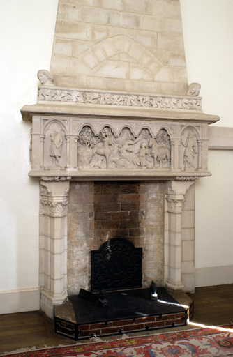 Bâtiment du réfectoire : partie sud du bâtiment (aménagement néo-gothique) : salle Charles Suisse (à l'étage), cheminée (bas-relief : la Chasse de saint Hubert).