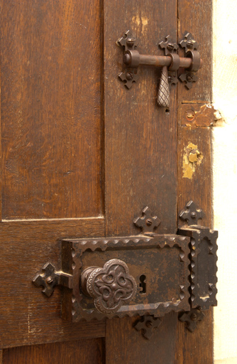 Bâtiment du réfectoire : poignée de porte, serrure et loquet néo-gothique.