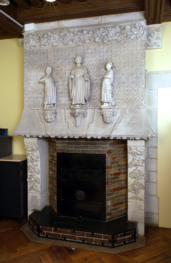 Bâtiment du réfectoire : partie sud du bâtiment (aménagement néo-gothique) : salle servant de bureau (rez-de-chaussée), cheminée.