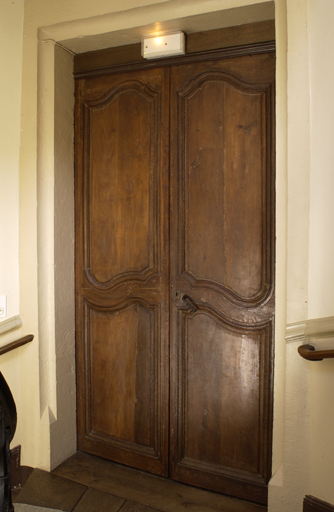 Escalier en vis néo-gothique desservant la partie sud de l'aile orientale : porte d'accès à l'étage.