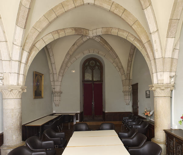 Partie sud de l'aile orientale : salle Saint-Etienne Harding, aménagée dans deux travées de l'ancienne salle des moines.