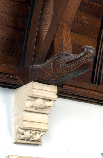 Vestibule néo-gothique entre la salle Saint-Etienne Harding et la salle Garnier II de Sombernon : détail, corbeau sculpté (escargot) et faux engoulant.