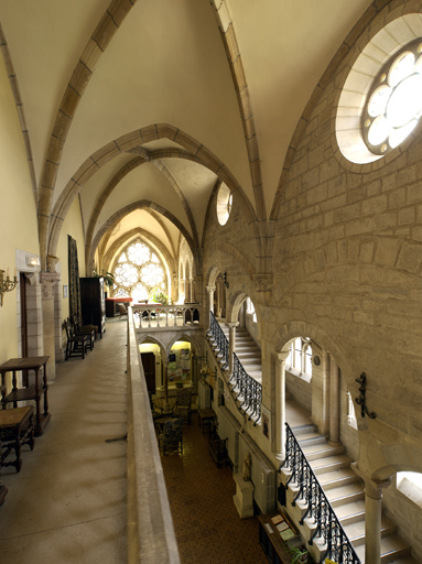 Bâtiment du réfectoire : partie sud du bâtiment (aménagement néo-gothique) : escalier et galerie haute (vue prise depuis le nord).