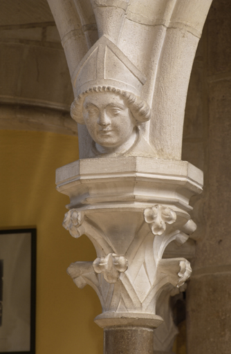 Bâtiment du réfectoire : réfectoire néo-gothique, décor sculpté.