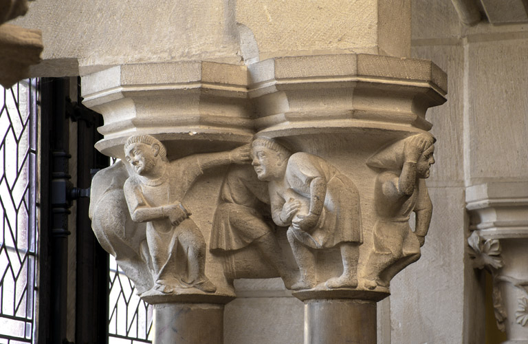 Bâtiment du réfectoire : réfectoire néo-gothique, chapiteaux historiés (devant la fenêtre sud-ouest), beuverie.