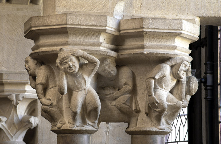 Bâtiment du réfectoire : réfectoire néo-gothique, chapiteaux historiés (devant la fenêtre sud-ouest), beuverie.