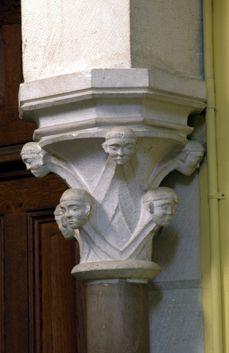 Bâtiment du réfectoire : réfectoire néo-gothique, chapiteau (sous la galerie, à droite de la porte de la cuisine).