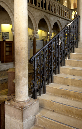 Bâtiment du réfectoire : partie sud du bâtiment (aménagement néo-gothique) : escalier.