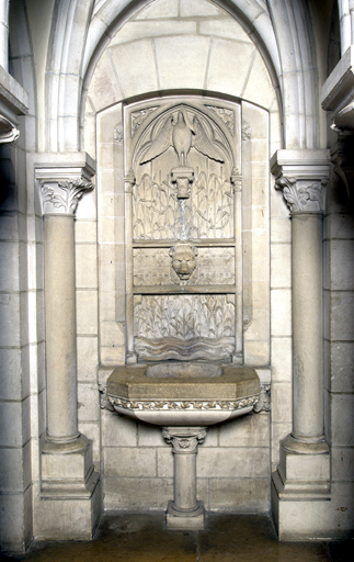 Bâtiment du réfectoire : partie sud du bâtiment (aménagement néo-gothique) : lavabo (à l'étage).