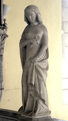 Bâtiment du réfectoire : statue (sur le garde-corps de la galerie haute), à l'aplomb du vestibule.