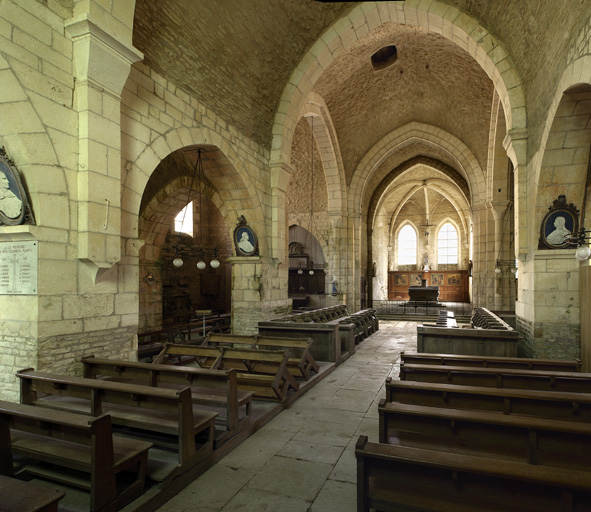 Ancienne église abbatiale devenue paroissiale : nef et choeur.