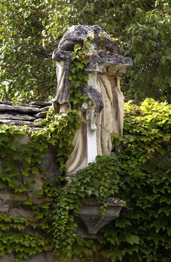 Vestige de la porterie ouest : détail, groupe sculpté, la Trinité (face est de la porte cochère).