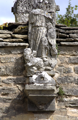 Vestige de la porterie ouest : détail, groupe sculpté (face ouest de la porte cochère).