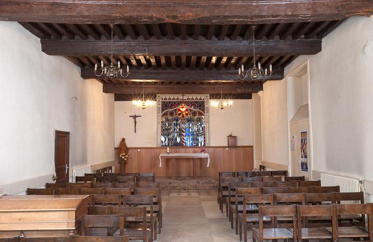 Corps de bâtiment principal : salle des hommes devenue chapelle (vue depuis l'entrée).