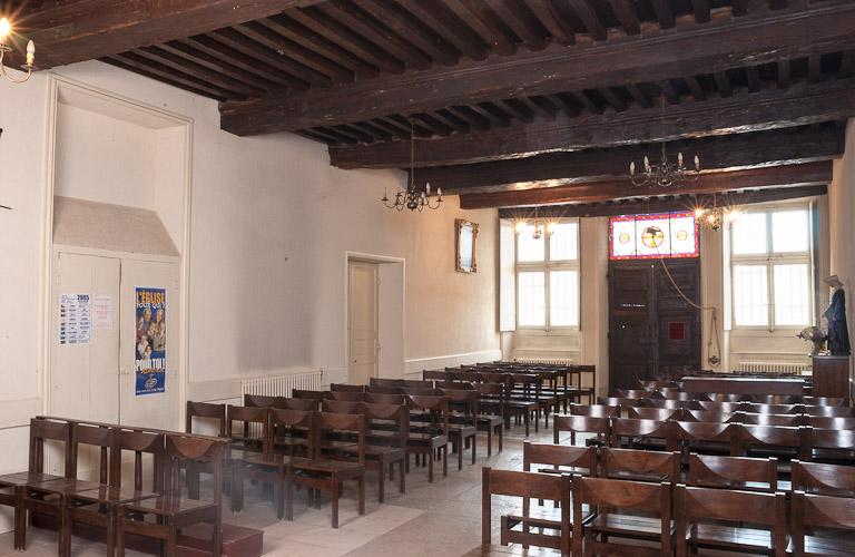 Corps de bâtiment principal : salle des hommes devenue chapelle (vue depuis le choeur).