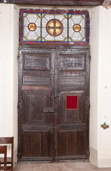 Corps de bâtiment principal : salle des hommes devenue chapelle, porte d'entrée principale.