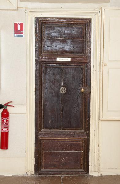 Corps de bâtiment principal : porte de l'extrémité ouest du couloir transversal.