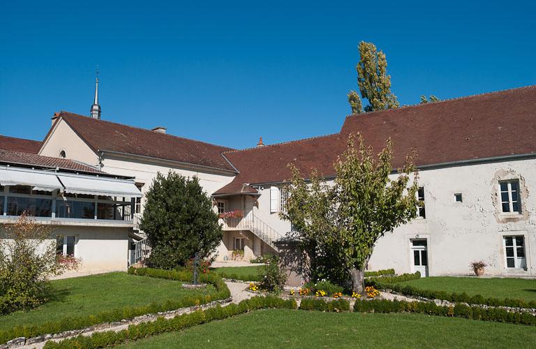 Vue d'ensemble des bâtiments (angle nord du jardin).