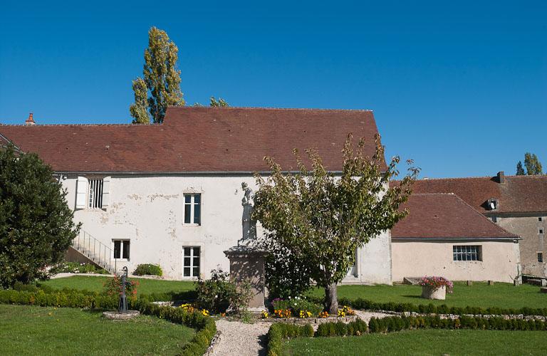 Jardin et vue partielle du bâtiment de l'apothicairerie, de l'ancienne 'salle d'asile' et de l'ancien pressoir.