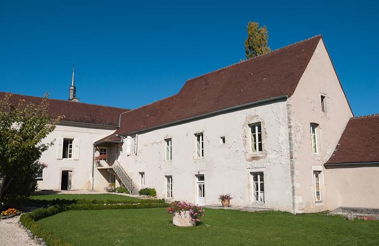 Vue d'ensemble des bâtiments à l'angle nord du jardin : bâtiment de l'apothicairerie et ancien bûcher transformé en 'salle d'asile'.